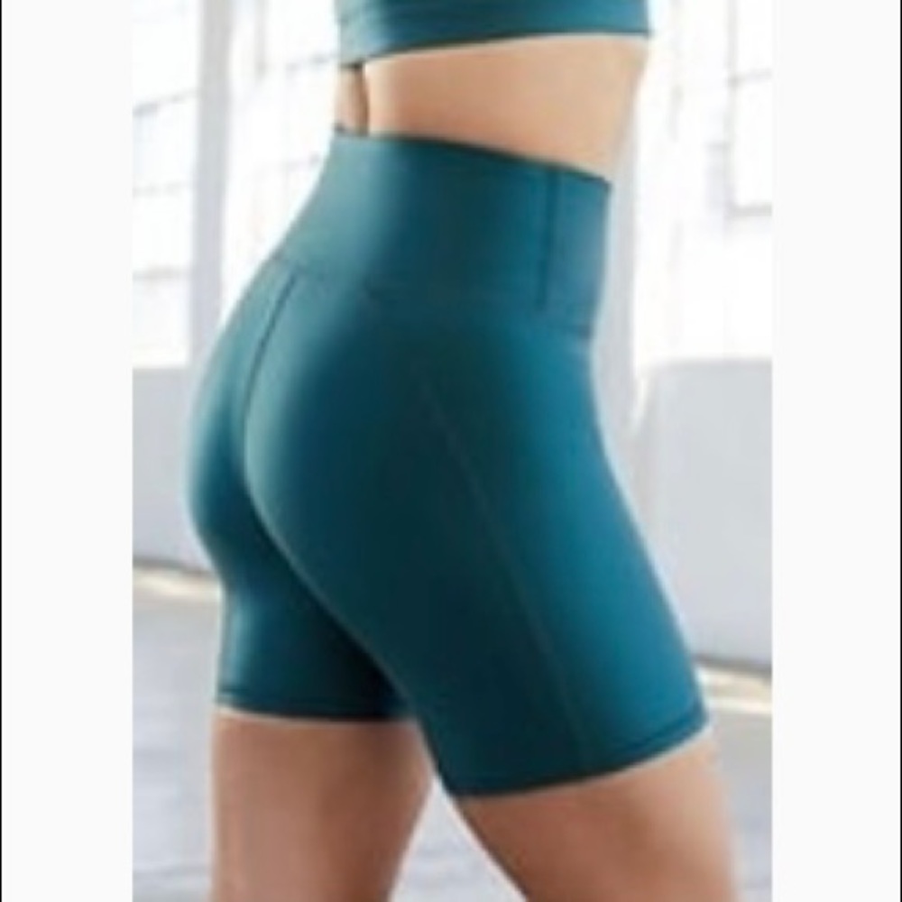 Fabletics 6” high waisted shine short